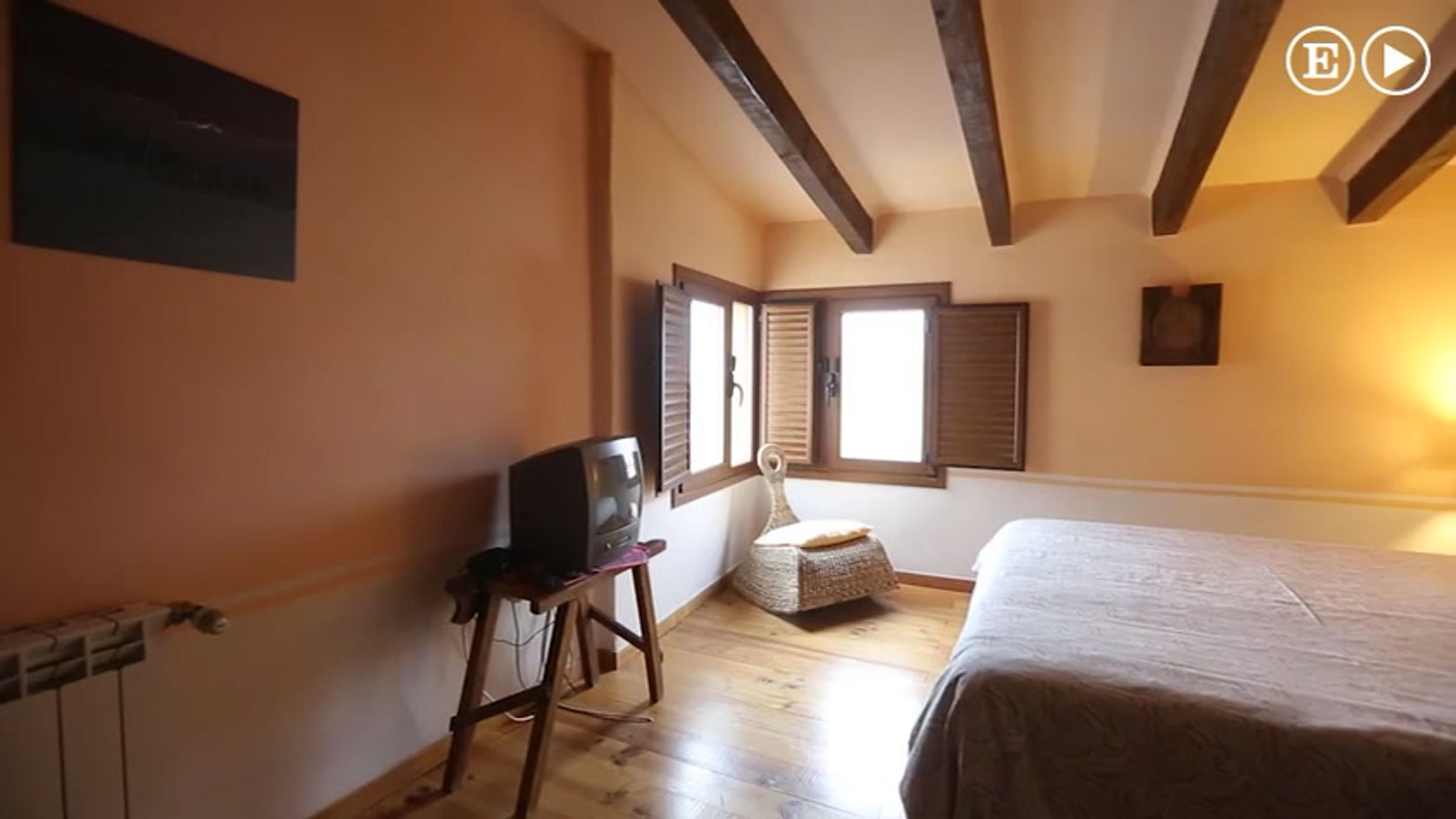 Una pareja disfruta del paisaje en una casa rural de un pueblo de Cuenca